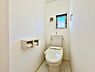 トイレ：トイレは2か所に設置されており、来客時やご家族が揃う時もゆとりをもって利用できます。