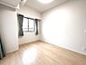 寝室：テレワークなどの作業部屋や家事室、子供部屋としても便利なお部屋です。※バーチャル加工を施しています。