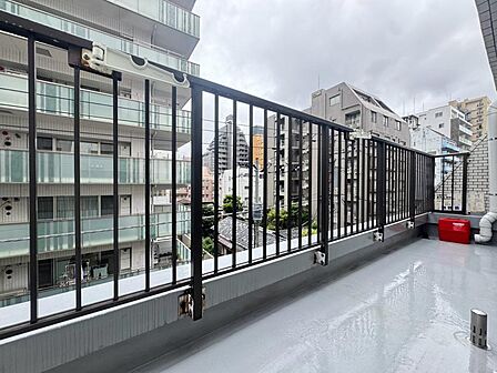 「バルコニー」LDKと洋室から出入り可能なバルコニーです。東向きなので、爽やかな朝陽が室内へ差し込みます。物干し金物付きです。