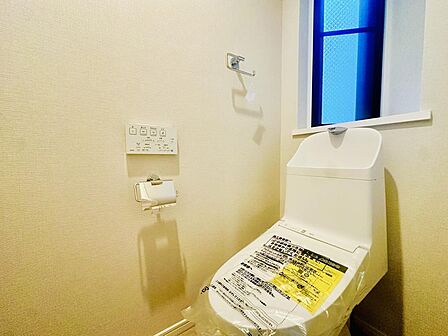 トイレには窓があるため、自然光を採り込むことができます。お掃除の際、換気もスムーズに行えます。