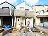 外観：明るい陽光が降り注ぐ2階建ての住まい。各居室の日当たりや設備・仕様など、ぜひ現地にてご確認ください。