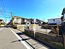 外観：前面道路は平坦な直線道路のため、歩行時に足腰への負担が少ないです。