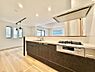 その他：(現地モデル棟写真)新しいお住まいのキッチンで、休日は家族でお料理を楽しむ時間が増えそうです。