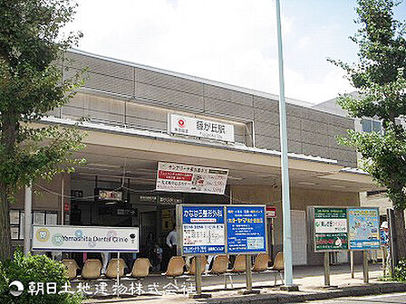 【藤が丘駅】240m 東急田園都市線が乗り入れ、豊かな自然と洗練された街並みが調和する藤が丘。安心安全な住環境のもと、地域全体で子どもたちの成長を温かく支えます。