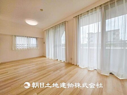 大切な人とともに、心穏やかに過ごすひとときになるリビング。