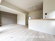 リビングにはみんなが集い、食事や楽しい会話が始まる。