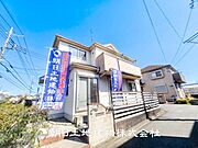 【ダイニング】清々しい爽やかなクロスが明るい空間を創り出しているダイニングキッチン。