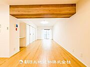 【リビング】大切なご家族、招いた友人と過ごすひと時を溢れる光が優しく包み込む空間。