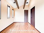 【居室】爽やかな空間演出とセンス良く纏められた室内は素敵な寛ぎ空間です。