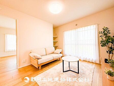 【リビング】大切なご家族、招いた友人と過ごすひと時を溢れる光が優しく包み込む空間。