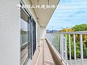 【バルコニー】太陽に愛された家。陽当り・通風に優れた魅力的で快適さを追求した住宅です。