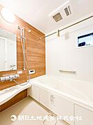 【浴室】1日の疲れを癒すバスタイム。心地よいリラックスを叶える独立した美しい空間です。