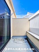 【バルコニー】温かい太陽を感じる事ができるのは、目の前に遮るものが無いから。彼方に広がる風景が絵画のように広がります。
