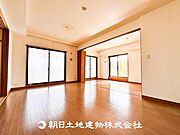 【リビング】大切なご家族、招いた友人と過ごすひと時を溢れる光が優しく包み込む空間。