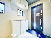 【玄関】シューズボックスを設置してあり整理できるスペースがあります。