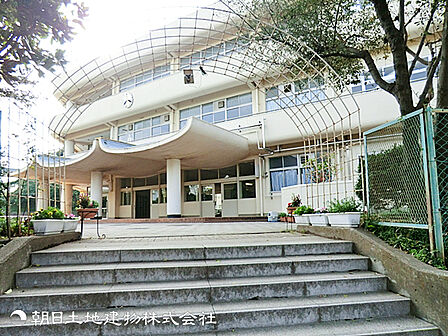【上の宮中学校】300m 緑豊かな環境の中、生徒の主体性と豊かな心を育む学校。地域と深く連携しながら、確かな学力とたくましく未来を拓く力を育てます。