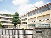 【城郷小学校】1600ｍ　一戸建てが立ち並ぶ落ち着いた住宅街にあり、環境が反映した穏やかな校風です。一人一人に目が届きやすい規模感で、地域の見守り体制も整っているので安心です。