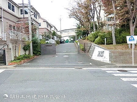 【橘中学校】1700ｍ　横浜でも有数の高台に立地し、西に富士山・東に横浜港を望む開放感あふれる環境で学業に励むことができます。部活動は運動部・文化部ともにたいへん盛んです。