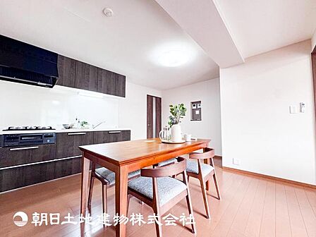 【リビング】リビングには潤沢な太陽が降り注ぎ、爽やかな住空間を演出しました。