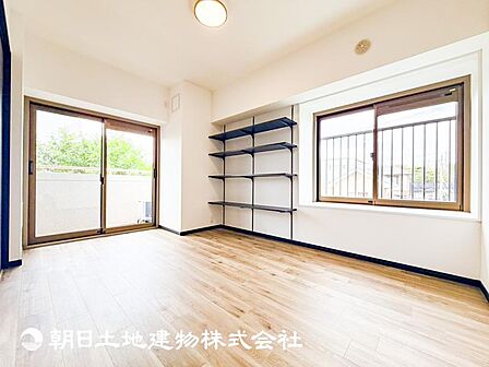 【リビング】大切なご家族、招いた友人と過ごすひと時を溢れる光が優しく包み込む空間。