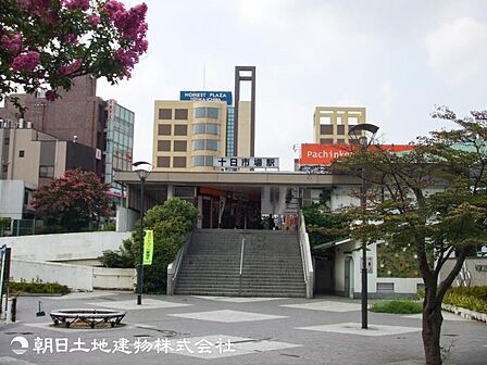 【十日市場駅】440m 駅周辺はスーパー・ドラッグストア・飲食店などが充実している一方で、徒歩圏内に広大な公園があり豊かな自然が共存しているゆったりとした住環境です。