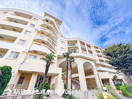 リビングにはみんなが集い、食事や楽しい会話が始まる。