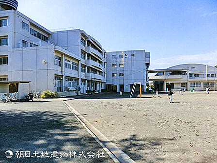 【下田小学校】410m 緑豊かな自然環境のもと、地域に見守られながら温かい教育を実践。子どもたちが笑顔で主体的に学び、健やかに育つ魅力ある学校です。