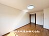 洋室：【居室】趣味・感性で個性的に飾って頂けるようシンプルに仕上げてあります。