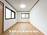 室内：【居室】ご自宅で快適に過ごす条件は、一人ひとり違います。個性が強すぎないシンプルな内装とシンプルなデザインで統一しております。居住していく中であなただけの【幸せマイホーム】を創り上げて下さい。