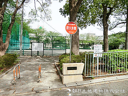【たちばな台第四公園】270ｍ　広々としたグラウンドや緑豊かな木々に囲まれ、地域のお祭りなども行われる、住民の憩いの場として親しまれる公園です。
