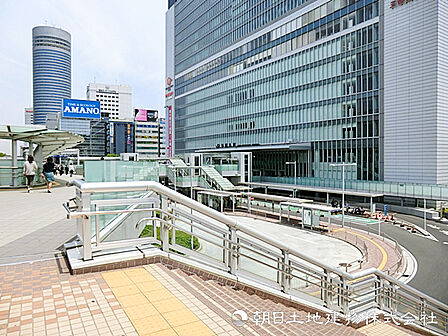 【新横浜駅】1040m 新幹線を含む5路線乗り入れ可能のビッグターミナルです。駅直結のショッピング施設、横浜アリーナ・日産スタジアムが徒歩圏内でエンタメの拠点にもなっています。