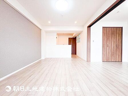 【リビング】リビングにはみんなが集い、食事や楽しい会話が始まる。