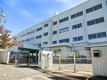 【もえぎ野小学校】550ｍ　落ち着いた住宅街と豊かな緑に囲まれた学校で、穏やかな校風が魅力です。先生の目が届きやすい規模で、丁寧に関わってくれると安心の評判です。