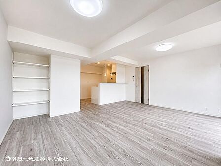 【リビング】大切なご家族、招いた友人と過ごすひと時を溢れる光が優しく包み込む空間。