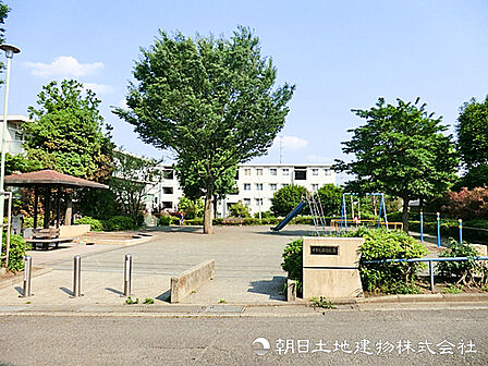 【千草台第四公園】230m 閑静でゆったりとした住宅街の中にある緑豊かな公園です。徒歩3分と近く、遊具も設置されているため小さなお子様の遊び場にぴったりです。