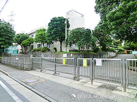 【わかばの森保育園】990m 定員40名のコンパクトな保育園で、ひとりひとりを手厚く見てくれます。小学校敷地内の安心の環境にあり、外遊びやお散歩をのびのび楽しみます。