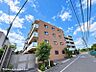 室内：リビングにはみんなが集い、食事や楽しい会話が始まる。