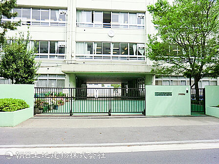 【今井小学校】1000ｍ　地域とのつながりを生かした教育を進め、町探検や野菜づくりなど体験的な学習にも取り組んでいます。地域とともに子どもたちの成長を支える小学校です。