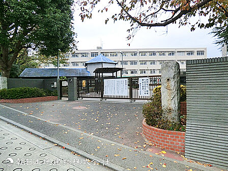 【中川小学校】1400m 港北ニュータウンの整った住宅街に位置し、自然や公園にも恵まれた教育環境です。創立150年と長く地域に親しまれており、児童数も多く活気ある小学校です。