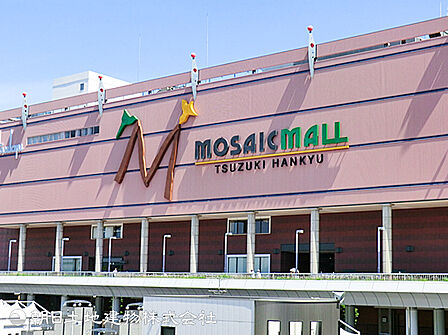 【モザイクモール港北】610m センター北駅前にある120店舗超の大型ショッピングモールです。飲食店充実でファミリーでの利用に便利・百貨店併設でギフトなども揃います。