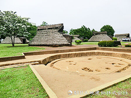 【大塚・歳勝土遺跡公園】400m 弥生時代のムラと墓地が復元された歴史公園です。竪穴住居や高床式倉庫など昔の農村暮らしを体感しながら、豊かな緑の中で過ごせる憩いの場です。