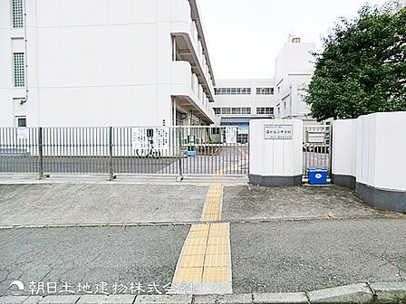 【義務教育学校霧が丘学園】1000m 緑豊かで周辺が開けた明るい立地と新しく整備された校舎が魅力です。小中一貫のため生活習慣が安定しやすく、学習面も手厚く安心の教育環境です。