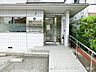 周辺：【嶮山クリニック】1060ｍ　地域で長く続くクリニックで、内科や消化器、小児科など幅広い診療体制で周辺住民を支えています。健診や予防接種など日常使いもできます。