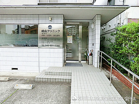 【嶮山クリニック】1060m 地域で長く続くクリニックで、内科や消化器、小児科など幅広い診療体制で周辺住民を支えています。健診や予防接種など日常使いもできます。