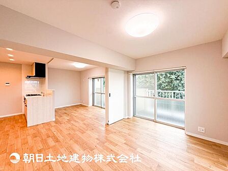 【リビング】リビングにはみんなが集い、食事や楽しい会話が始まる。