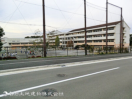 【十日市場小学校】1100m 生徒数1000人近くを誇る活気あふれる中学校で部活動や行事も盛り上がります。新校舎で設備が整っていてるので毎日の学生生活も快適です。