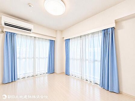 【居室】爽やかな空間演出とセンス良く纏められた室内は素敵な寛ぎ空間です。