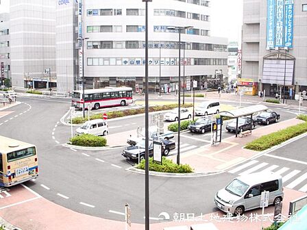 【中山駅】1120ｍ　ＪＲ横浜線とグリーンラインの2沿線利用可能で横浜や都心方面のアクセスも良好です。駅周辺は商業施設が豊富。利便性と落ち着いた住環境を兼ね備えています。