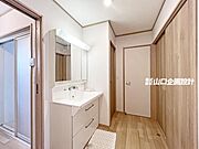 【1階フロア】各お部屋とお風呂を繋ぐ動線上に独立洗面化粧台がレイアウトされてます(温水床暖房)。