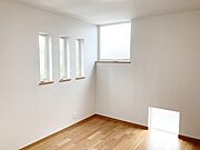 7.0帖の洋室には、プライバシーを守りながら光を取り込む5つの窓を配置。明るくおしゃれな印象のお部屋です。